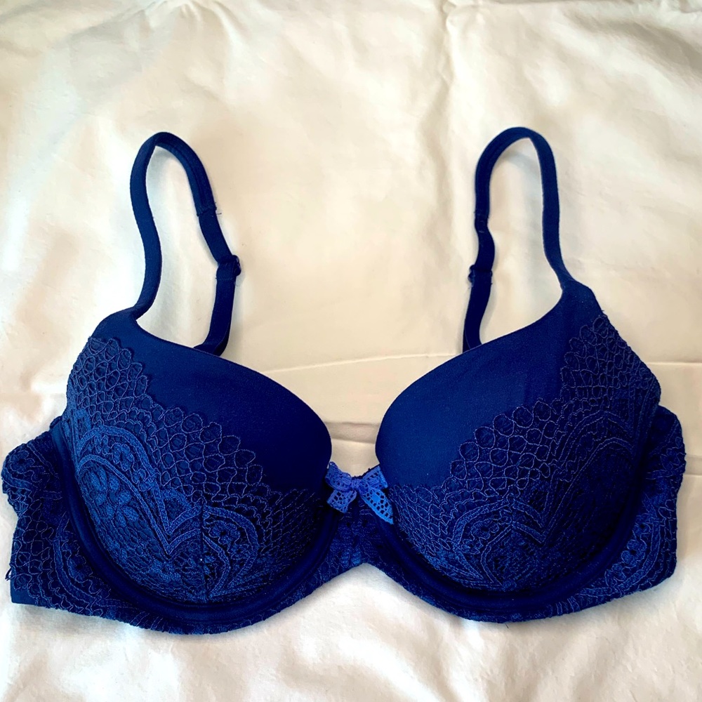 Victoria’s Secret Body by Victoria Lightly Lined Crochet Lace Demi Bra